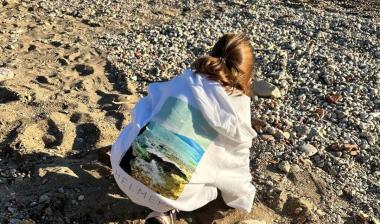 Girl cleans the beach