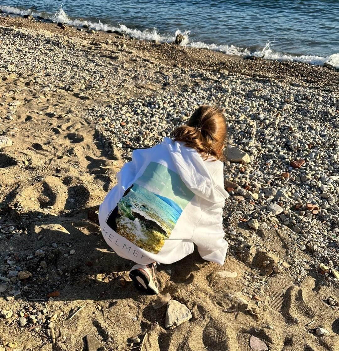 Girl cleans the beach